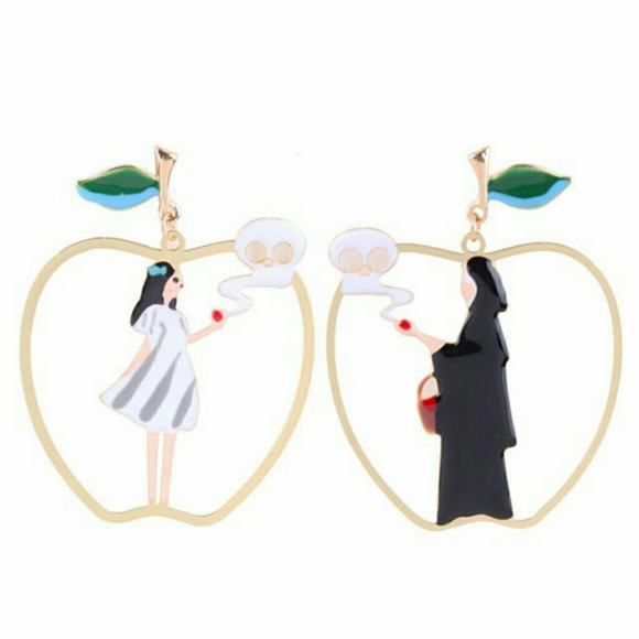 SnOw wHiTe & WiTcH Apple Earrings - Picture 3 of 4